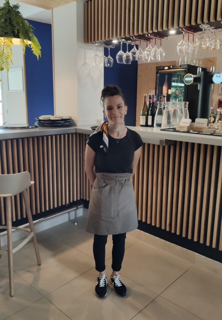 Vanessa Longuevergne, directrice du restaurant de l'aéroport devant le bar